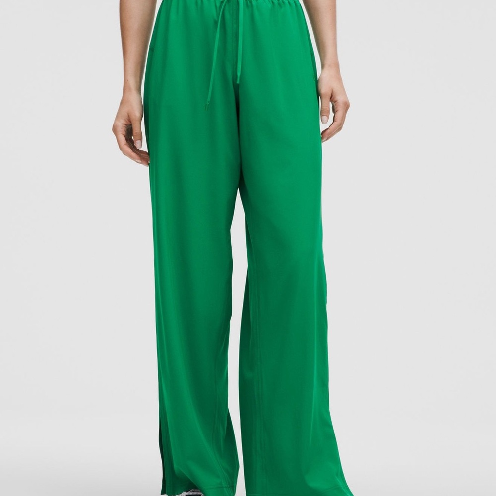 [SOLD] NWT Lululemon Court Rival Wide-Leg Track Pants (Raceway Green) Size 4